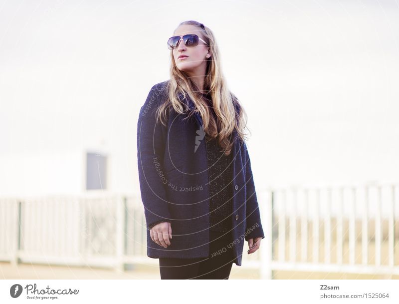 Herbstkollektion Lifestyle elegant Stil feminin Junge Frau Jugendliche 30-45 Jahre Erwachsene Winter Schönes Wetter Stadtrand Brücke Mantel Sonnenbrille blond