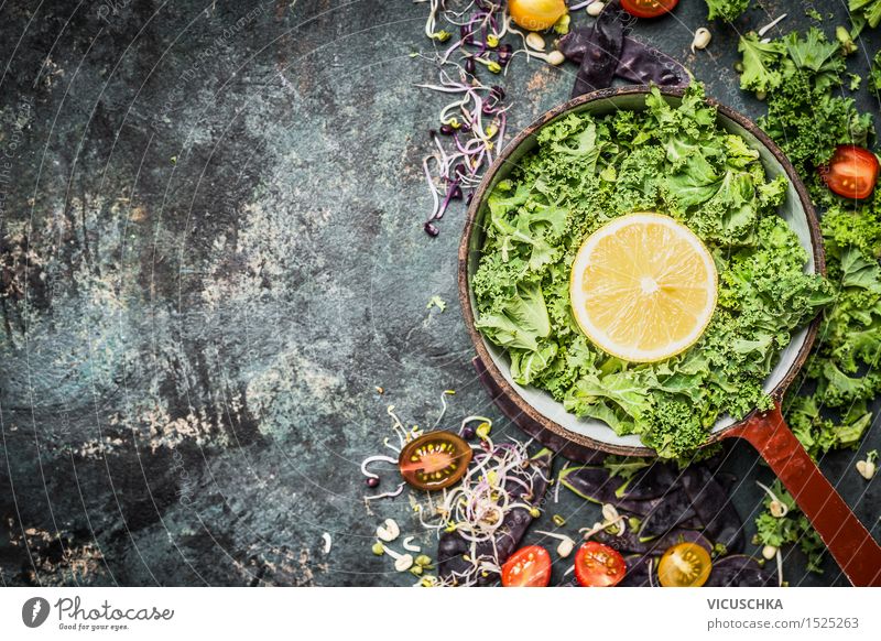 Frische Grünkohl mit Zitrone und Zutaten Lebensmittel Gemüse Kräuter & Gewürze Ernährung Abendessen Bioprodukte Vegetarische Ernährung Diät Geschirr Topf Stil