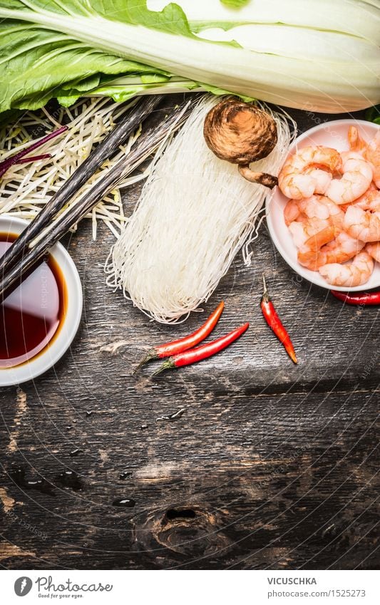 Zutaten für asiatische Küche Meeresfrüchte Gemüse Salat Salatbeilage Kräuter & Gewürze Öl Ernährung Festessen Asiatische Küche Schalen & Schüsseln Lifestyle