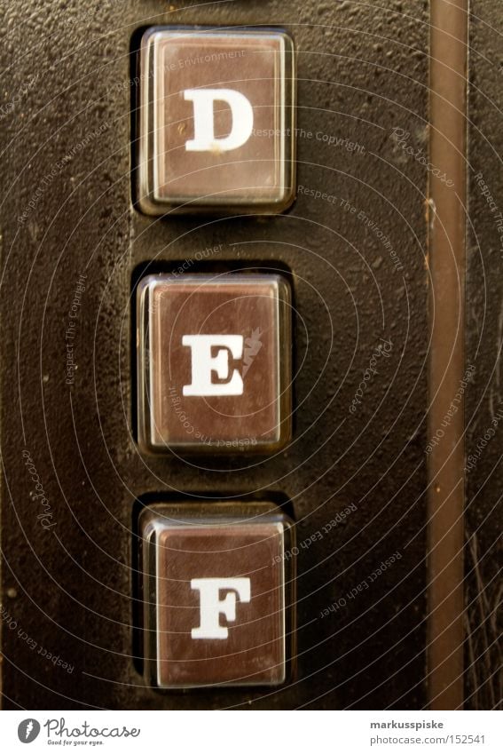 D.E.F. Buchstaben Schriftzeichen Typographie braun retro Automat Gehäuse Industrie berühren
