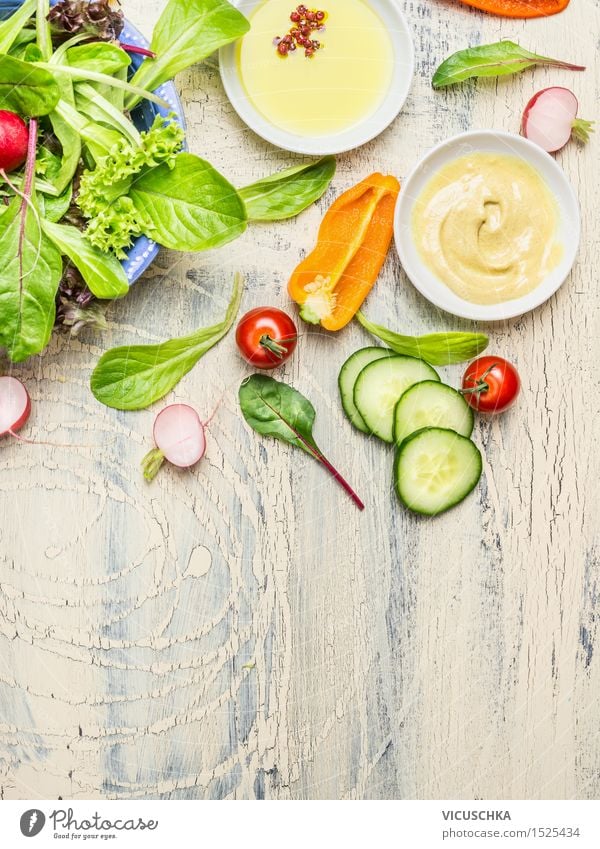 Frische Gemüse Salat mit Dressing Lebensmittel Salatbeilage Kräuter & Gewürze Öl Ernährung Mittagessen Abendessen Büffet Brunch Festessen Bioprodukte