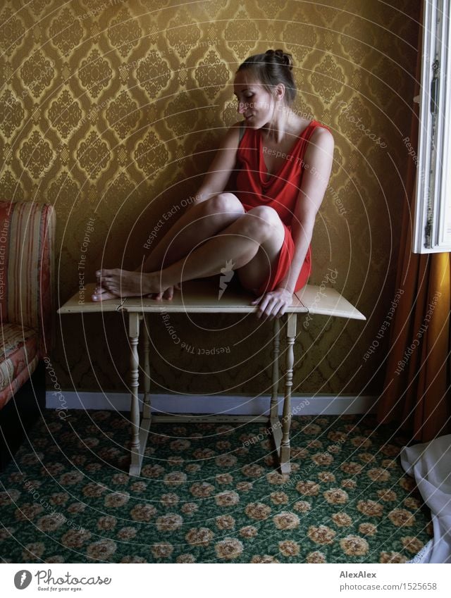 Film ab! elegant Stil exotisch Sinnesorgane Tapetenmuster Hotelzimmer Tisch Junge Frau Jugendliche Gesicht Beine 18-30 Jahre Erwachsene Kleid Barfuß brünett