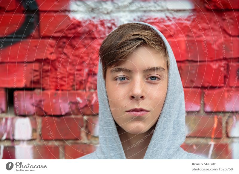 Porträt eines Jugendlichen mit Hoodie, vor roter Backsteinwand Lifestyle Stil Design schön Leben harmonisch Wohlgefühl Zufriedenheit Mensch maskulin Junger Mann