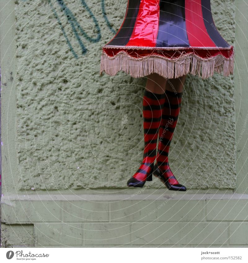 Abhängen elegant Stil feminin Beine Wand Strümpfe trendy oben Mode Irritation Schweben gestreift Schaufensterpuppe Straßenkunst Illusion Franse Detailaufnahme