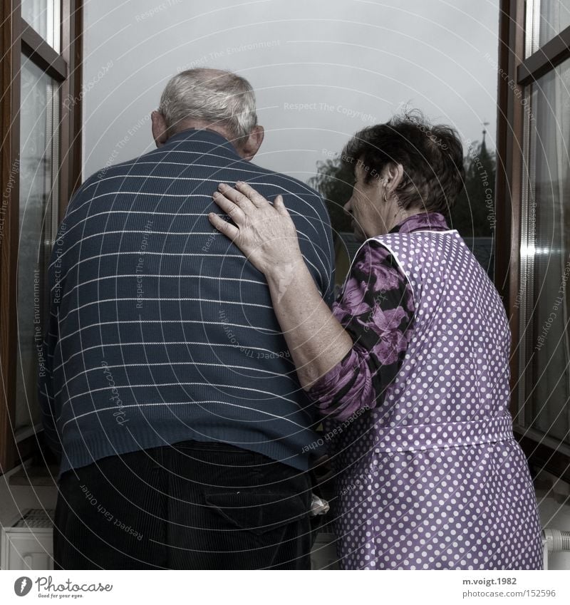 Alte Liebe rostet nicht alt Senior Mann Frau Paar Glück Großmutter Großvater Zusammensein Ehe Verbundenheit Hilfsbereitschaft Zukunft 70+ Treue paarweise
