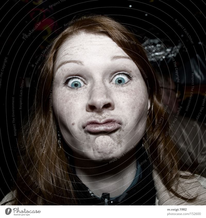 Was guckst du? Farbfoto Porträt Blick in die Kamera Freude feminin Junge Frau Jugendliche Erwachsene Haare & Frisuren Gesicht 1 Mensch 18-30 Jahre rothaarig
