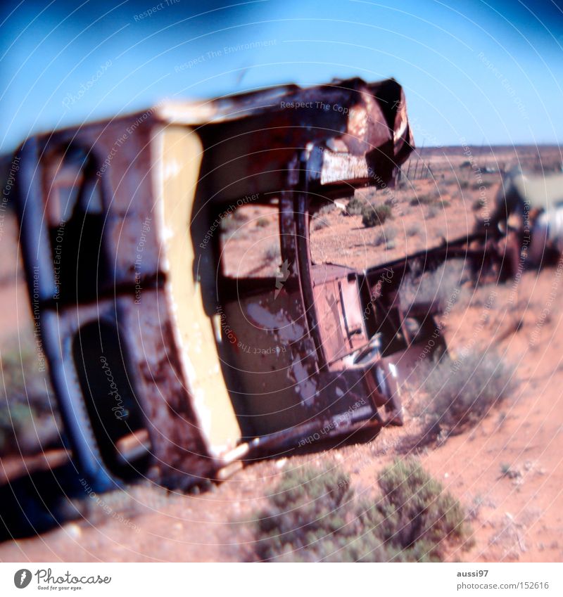 Pa Walton hatte einen Unfall. Autowrack Wüste Wärme KFZ Sand verfallen Verkehr PKW unverletzt