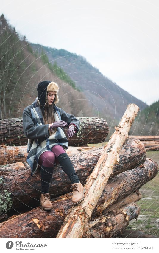 Junge Frau auf Holz Lifestyle schön Erholung wandern Mädchen Erwachsene Natur Herbst Baum Wald Einsamkeit jung laufen rennen Kaukasier eine Beautyfotografie