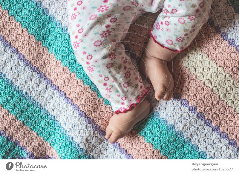 Baby Füße Körper Haut Leben Kind Finger Fuß klein weich Sicherheit neugeboren Pflege Scheitel Kaukasier Barfuß Nahaufnahme
