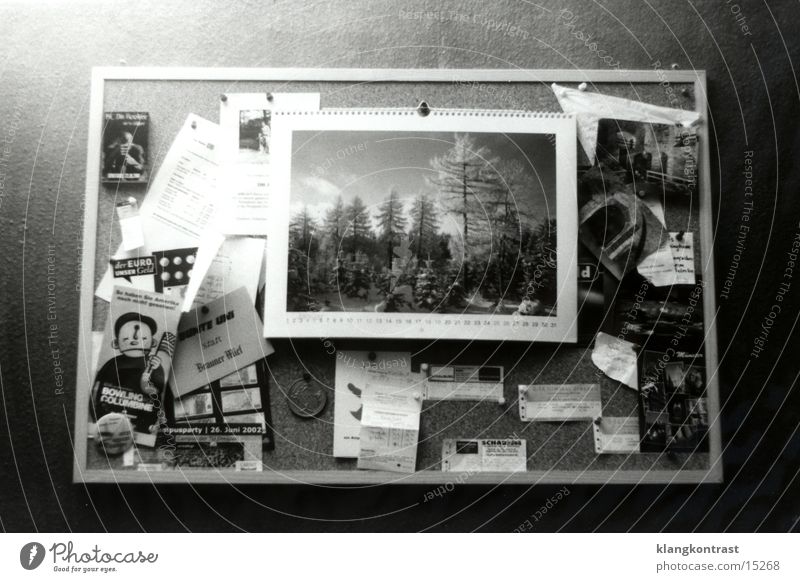 Pinnwand Schwarzes Brett Dinge Häusliches Leben Holzrahmen Zettel Kalender ungeordnet Postkarte