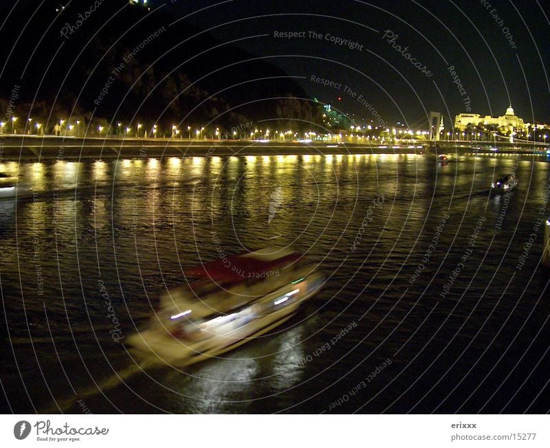 Nachtfahrt Wasserfahrzeug Langzeitbelichtung Europa Donau Fluss