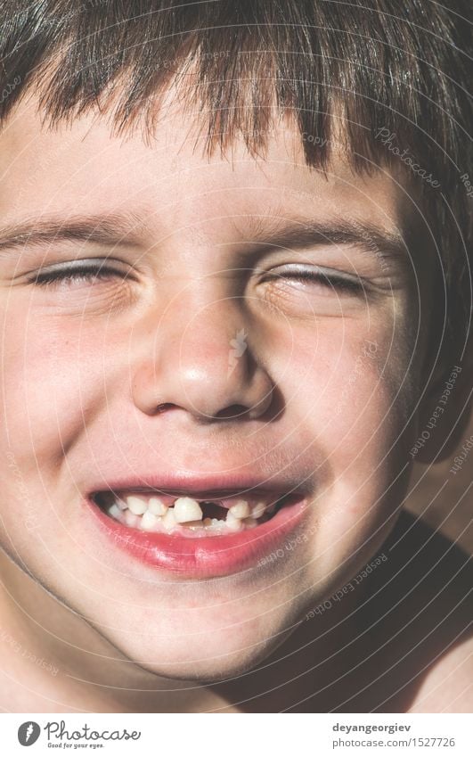 Kind zeigt fehlende Zähne. Glück Gesicht Junge Kindheit Mund Lächeln niedlich weiß melken verirrt erste Verlust Hintergrund Pflege Ausdruck Vorderseite zeigen