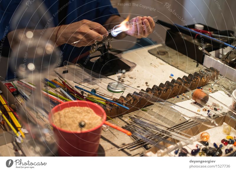 Manuelle Herstellung von Glas Basteln Arbeit & Erwerbstätigkeit Handwerk Werkzeug Mensch Kunst Kultur machen Gebläse Prozess Mitarbeiter heizen manuell Murano