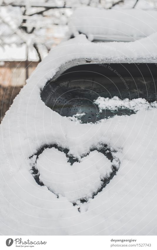 Schneeherzform auf Auto. Winter PKW Herz Liebe Fröhlichkeit weiß Romantik Eis kalt Symbole & Metaphern Frost romantisch Fenster Zeichnung Hintergrund Glas