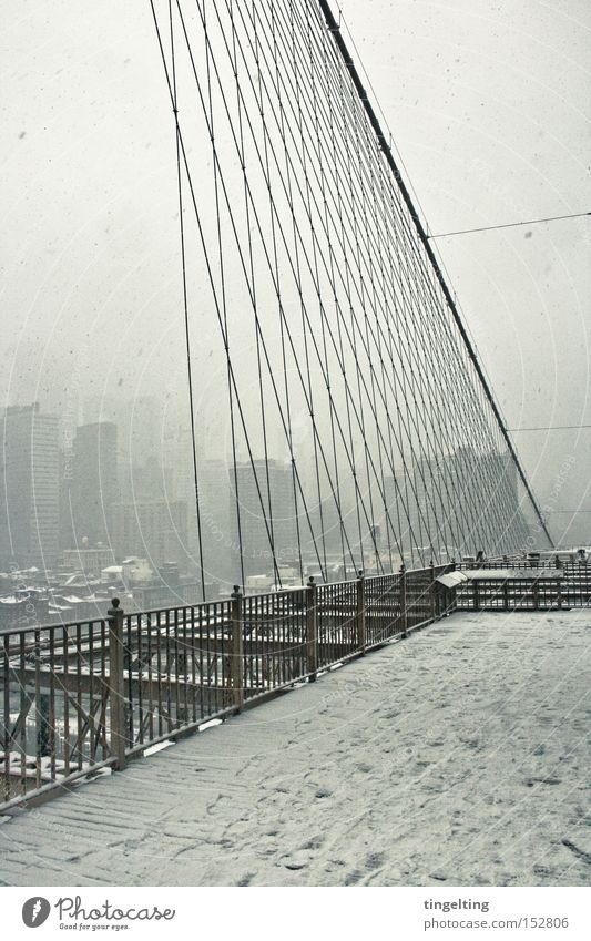 brückensicht Brooklyn Bridge New York City Schnee Geländer Seil Hochhaus Skyline Nebel weiß Winter Brücke streben