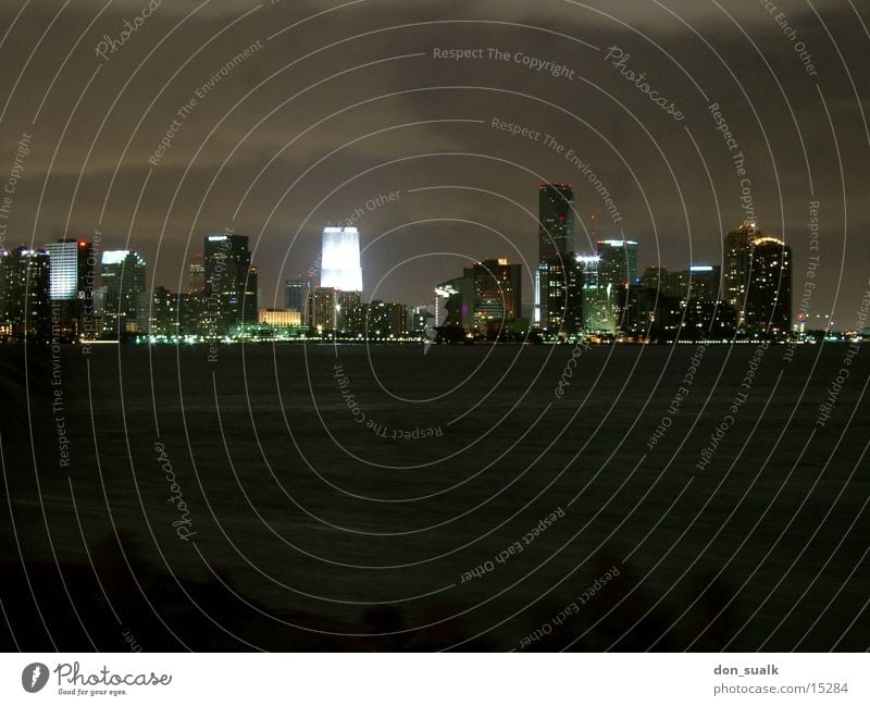 Miami Skyline Nacht Langzeitbelichtung Nordamerika wolkenkrazer Wasser