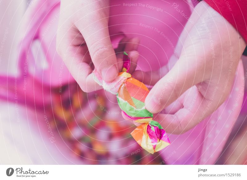 Aufreißer Süßwaren Bonbon Karneval Halloween Kind Hand gebrauchen hell klein lecker süß rosa Freude Glück Vorfreude Erwartung Genauigkeit Kindheit Zerstörung