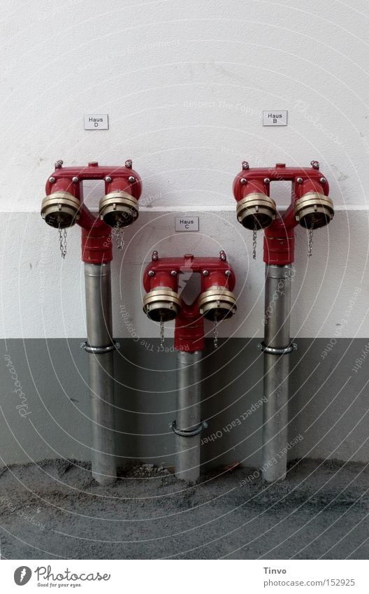 schlimmer wirds nimmer Wand Beton grau Eisenrohr rot Kette Hydrant Feuerwehr löschen Wasser Trauer Verschluss Elektrisches Gerät Technik & Technologie E.T.