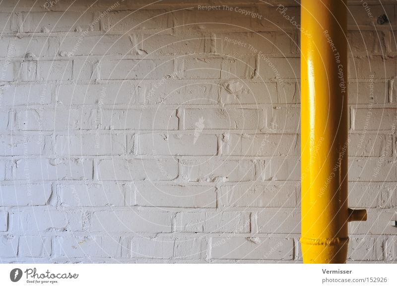 Durchbruch. Wand Stein Farbe weiß gelb Eisenrohr Metall Licht Schatten Strukturen & Formen Einsamkeit Industrie