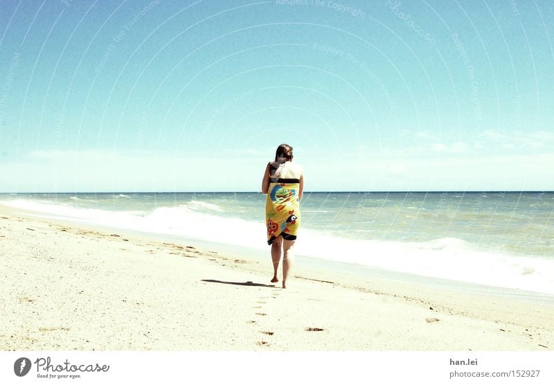 Sehnsucht Strand Sommer Meer Frau laufen Wellen Sandstrand Wärme Sonne blau Ferien & Urlaub & Reisen Wege & Pfade Kraft Wind Sturm Leidenschaft Freizeit & Hobby