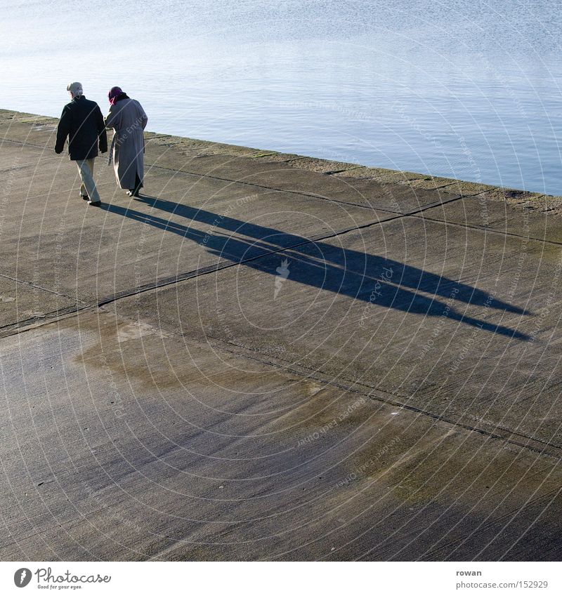 Sonntagsspaziergang Spaziergang Schatten alt Senior Paar Zusammensein Ehe Zufriedenheit paarweise