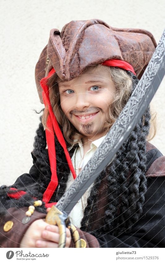 A pirate's smile Kind Junge 1 Mensch 3-8 Jahre Kindheit 8-13 Jahre Lächeln Coolness Freundlichkeit Fröhlichkeit trendy schön Freude träumen Pirat Piratenkostüm