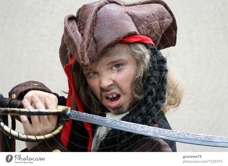 Ready to attack! |  Junge im Piratenkostüm Karneval Kind 1 Mensch 3-8 Jahre Kindheit 8-13 Jahre Schauspieler Hut langhaarig Locken kämpfen schreien Aggression
