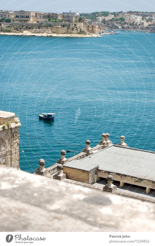 Malta Grand Harbor mit Luzzu Ferien & Urlaub & Reisen Tourismus Städtereise Kreuzfahrt Sommer Sommerurlaub Sonne Meer Insel Architektur Wasser Sonnenlicht