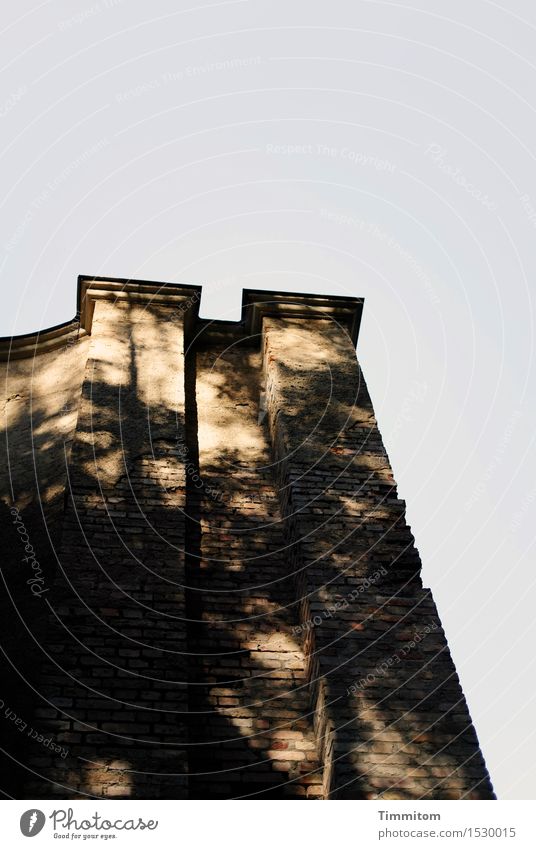 Märchen | Rapunzels Alterssitz Himmel Schönes Wetter Industrieanlage Mauer Wand dunkel hoch braun schwarz ästhetisch Schatten Dach Backsteinfassade Putz
