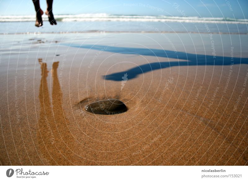 Abheben im Neuen Jahr Strand Meer Sand Stein Wellen Portugal nass Schatten Fröhlichkeit Sommer 2009 Freude Vergänglichkeit Fuß