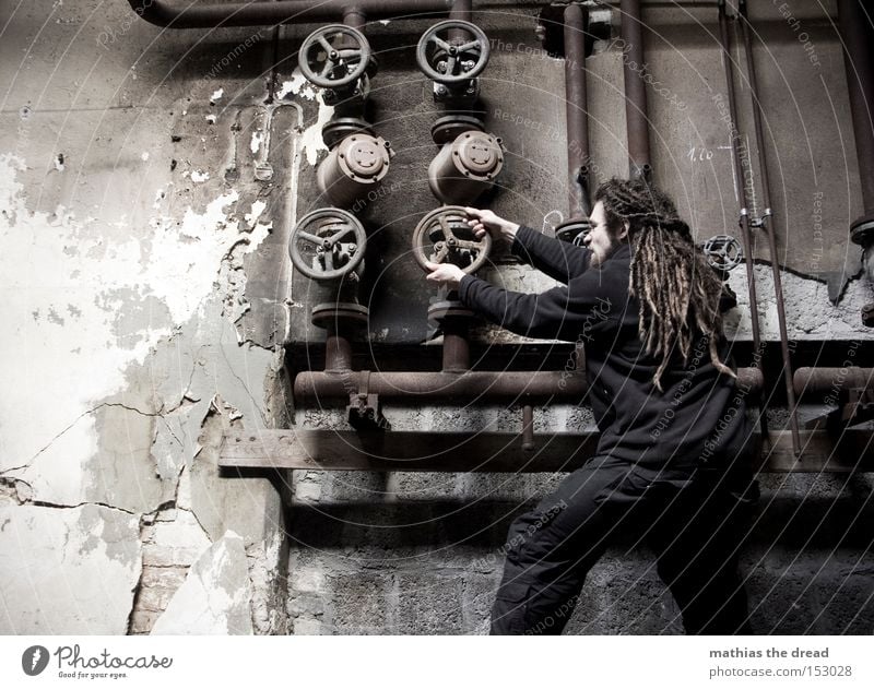 700 - bissel an ne knöppe spielen drehen Ventil Leitung Eisenrohr Röhren Fabrik Industriefotografie alt dreckig schäbig dunkel Kraft anstrengen Wand aufmachen