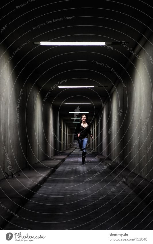 auf ins neue Frau Tunnel Unendlichkeit Licht laufen Laufsport Jeanshose fliegen Geschwindigkeit Dame Beton kalt Schatten Luftverkehr