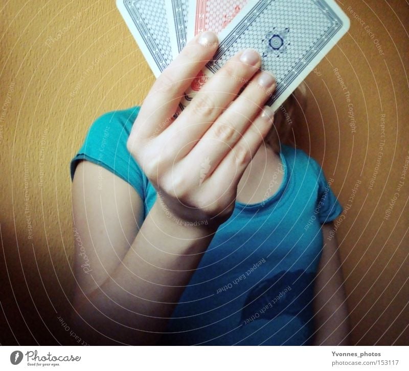 Spielchen spielen. Kartenspiel Spielkarte Glücksspiel Spielkasino Poker Skat Frau Zukunft Hand Entertainment Freude Spielen