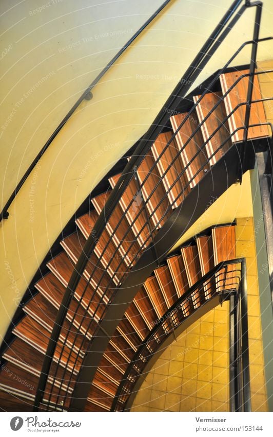 Treppab. Treppenhaus Holz Metall Licht Schatten Farbe gelb braun schwarz aufsteigen Abstieg Detailaufnahme Verkehr Flur