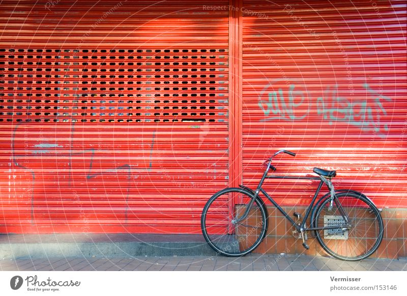 Fiets, alsjeblieft. Fahrrad parken rot schwarz Metall Fassade Bürgersteig Graffiti Licht Schatten Lamelle Lamellenjalousie Niederlande Verkehrswege schön Winter