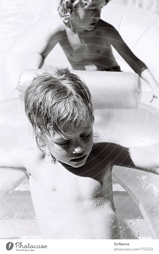37 [summer of zero-nine] Freude Spielen Sommer Sonne Schwimmbad Kind Junge Kindheit Jugendliche Erwachsene Wachstum Schlaglicht Entwicklung Schwarzweißfoto