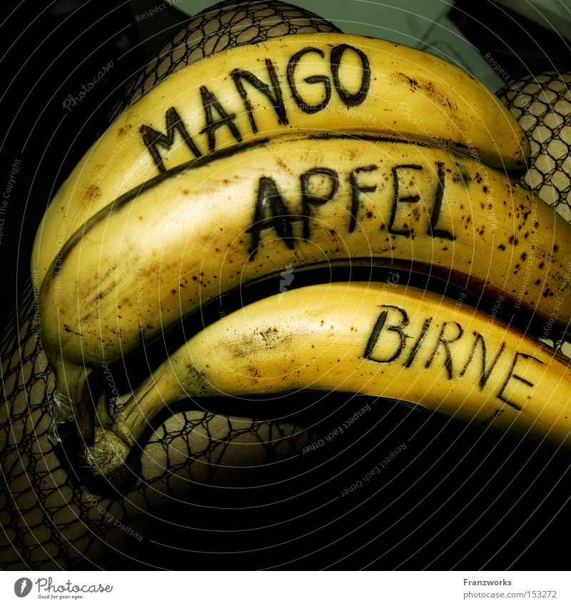 Obstsalat. Banane Frucht Witz lustig Freude Ernährung Vitamin Mango Apfel Birne lecker genießen Gastronomie Lebensmittel