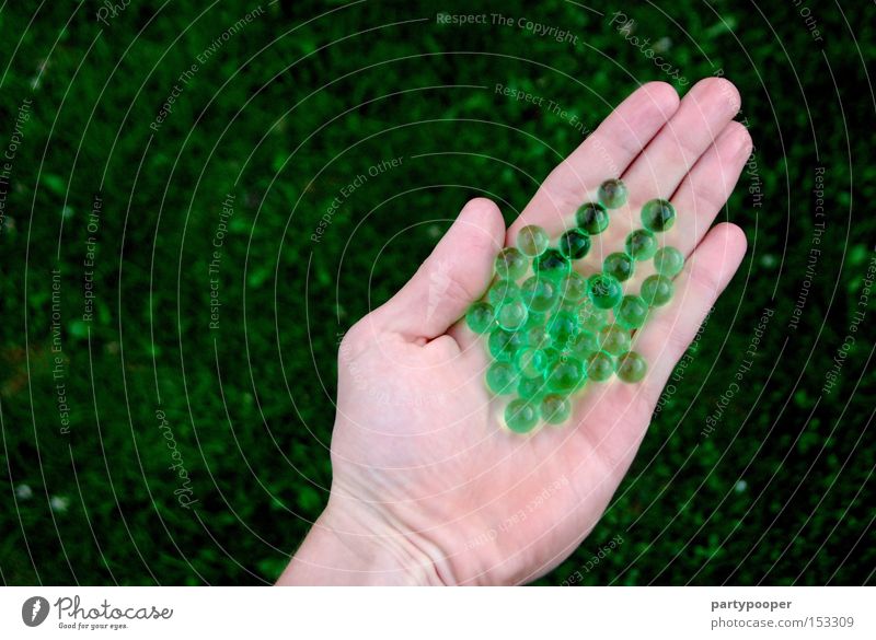 grüne Hand Finger Gras Ball Kugel ruhig harmonisch Zufriedenheit Gesundheit Hoffnung Konzentration Ausgewogenheit