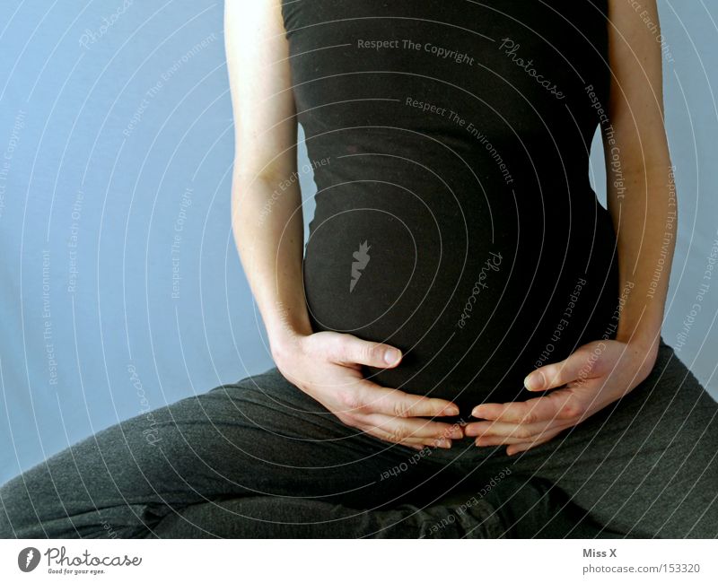 34. Gesundheit Erholung Yoga Frau Erwachsene Mutter Bauch Kugel dick rund schön schwanger Vorfreude Beginn Zufriedenheit Fürsorge Wunsch Babybauch Romantik