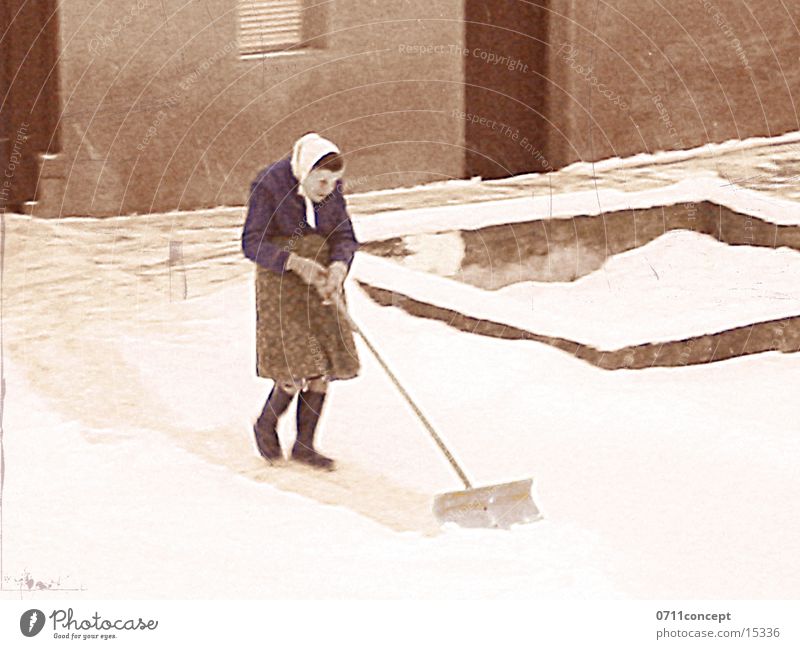 Anna räumt seit 96 Jahren ab Winter Schnee Schaufel Frau Erwachsene Großmutter Gummistiefel Kopftuch Coolness Nachbar Schneeschaufel Räumen aktiv im alter