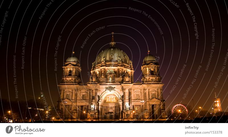 Berliner Dom bei Nacht Weihnachtsmarkt Langzeitbelichtung dunkel violett Kunst historisch Wahrzeichen Denkmal Gotteshäuser Sehenswürdigkeit