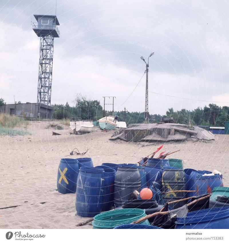 Überwachung ist für die Tonne Fass Turm Ostsee Russland Polen polnisch Grenze Strand Fischer Meer Regen Einsamkeit Zaun Meinung Angst Panik Küste Sicherheit