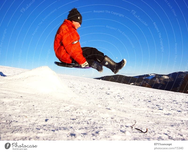 Bandscheibentraining Rodeln Schlitten Winter springen Luft Schneelandschaft Extremsport Bob Schanze Himmel Abheben Geschwindigkeit Hemmungslosigkeit gewagt
