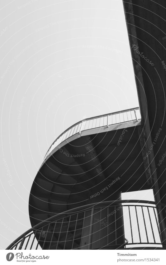 Gestalt.ung. Himmel Brücke Treppe Verkehr Beton Metall Linie ästhetisch dunkel grau schwarz Geländer Sachlichkeit Schwarzweißfoto Außenaufnahme Menschenleer
