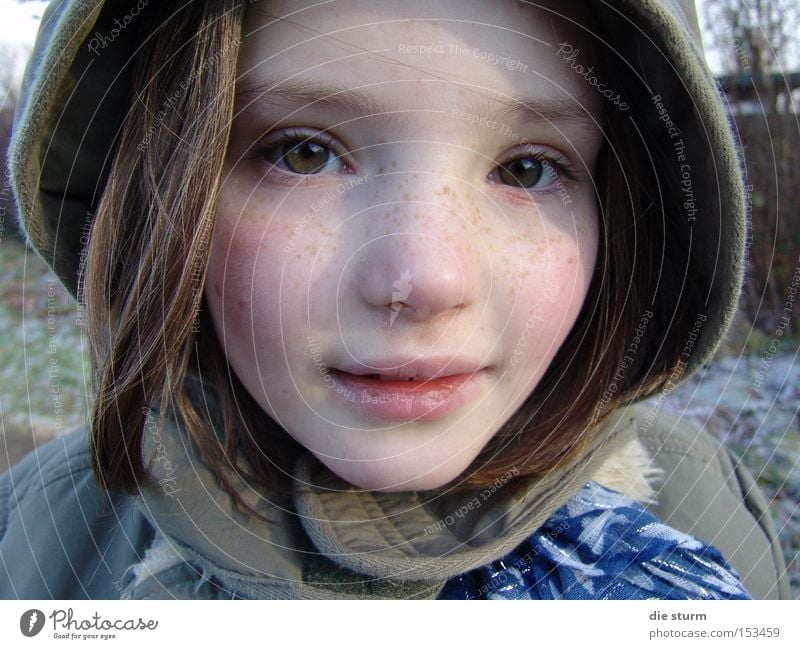 Winterkind Mädchen Porträt Kapuze Sommersprossen blond Kind hübsches Gesicht kaukasisch grüne Augen