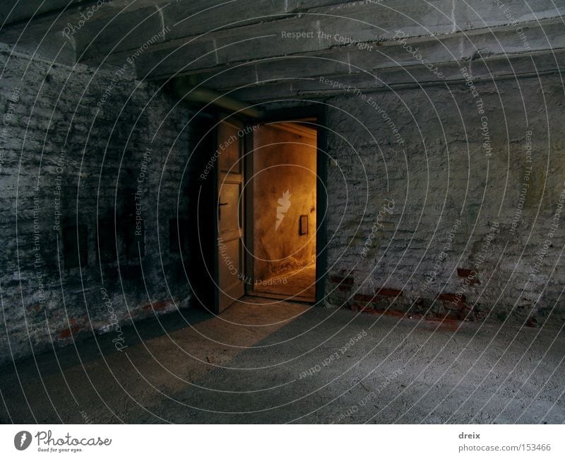 Gate To Elucidation Langzeitbelichtung Keller Tunnel Tor Tür dreckig dunkel Angst unterirdisch staubig unheimlich Flucht Beleuchtung Panik Tür öffnen Unbehagen