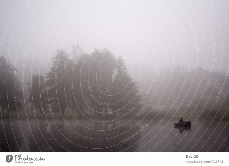 nebel See Wasser Gewässer Nebel Dunst schlechtes Wetter Angler Angeln Fischer Wasserfahrzeug Kahn Baum Seeufer Herbst