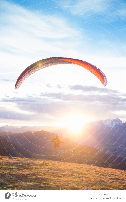 Paragleiter beim Sonnenaufgang Lifestyle Freude sportlich Freizeit & Hobby Fallschirm Ausflug Freiheit Berge u. Gebirge Sport Gleitschirmfliegen Mensch maskulin