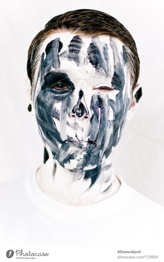 Willkommen in der Geisterbahn! Porträt Gesicht Mann bemalt Karneval weiß schwarz gruselig Zombie Geister u. Gespenster Halloween Schminke Tod bleich