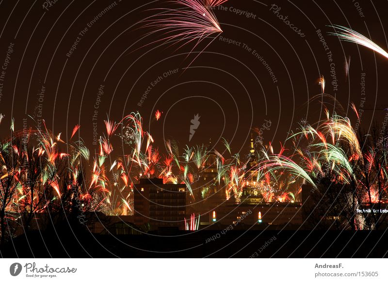 frohes neues jahr! Silvester u. Neujahr Feuerwerk Himmel Dresden Nachtaufnahme Leuchtrakete Leuchtspur Freude silvesterfeier silvesterfeuerwerk silvesterraketen